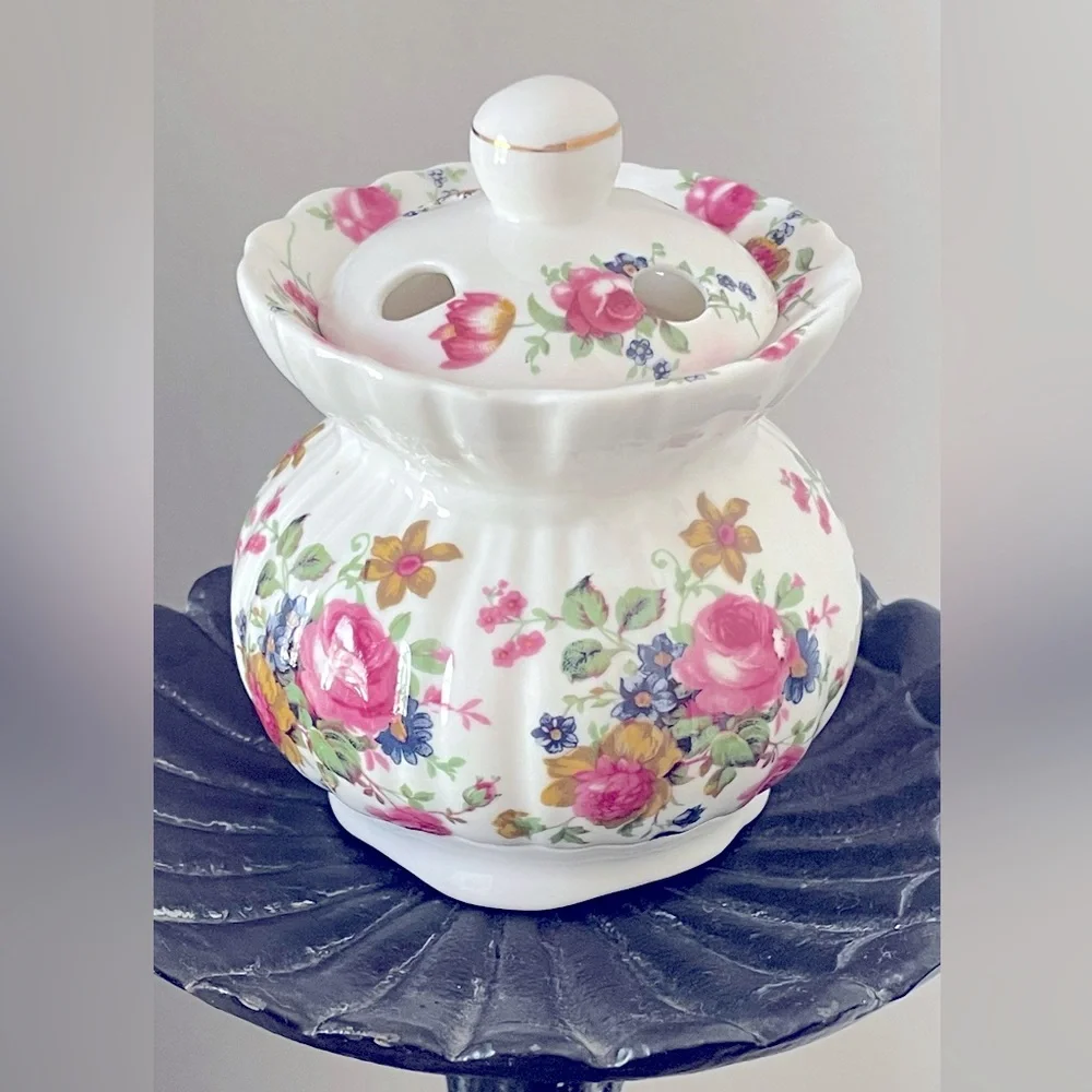 Rare Vintage~ DALIN~Fine Bone China/Porcelain Scallop Trinket Box/ Dish